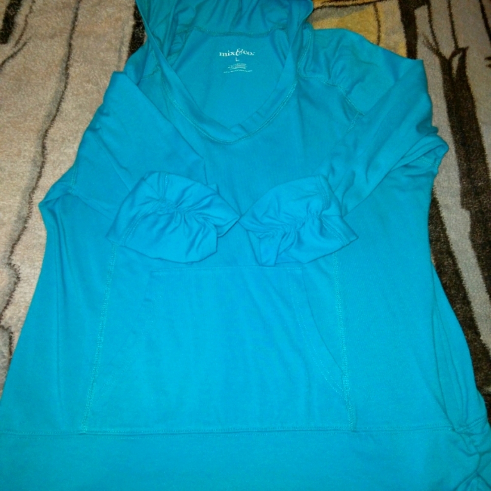 Women's lightweight pullover hoodie